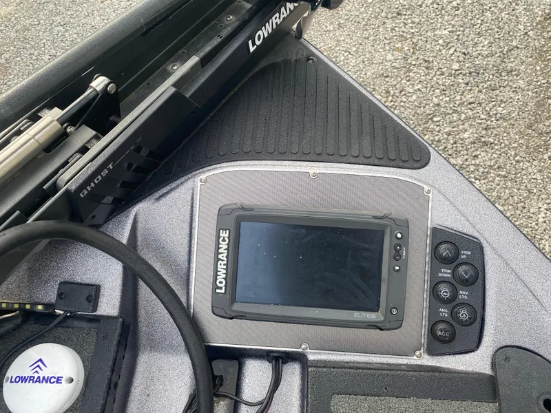 Slide: The Image of 2015 Ranger Z118 Comanche boat dashboard with Lowrance electronics and controls. - 10