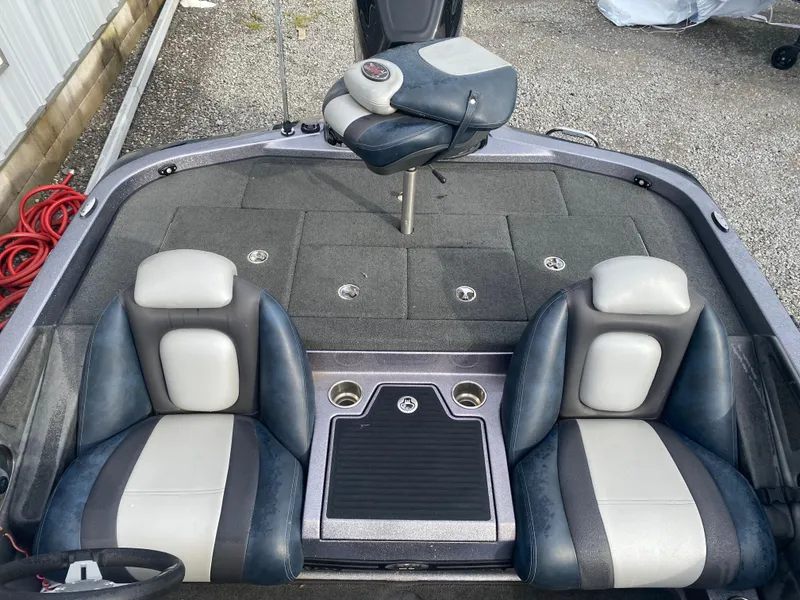 Slide: The Image of 2015 Ranger Z118 Comanche boat interior with dual seats and center console. - 12