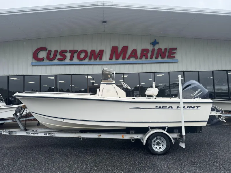 The Image of 2003 Sea Hunt 202 TRITON boat on trailer at Custom Marine dealership. - 0