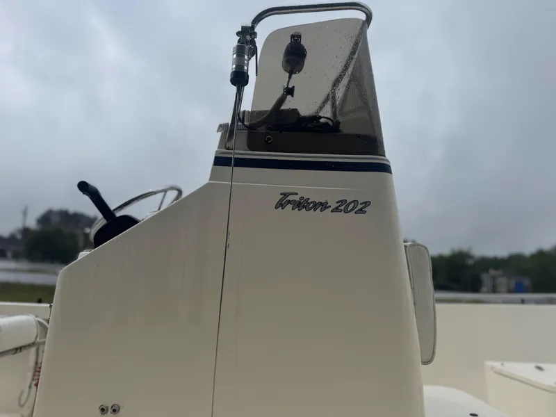 Slide: The Image of 2003 Sea Hunt 202 TRITON boat console with steering wheel and controls. - 10