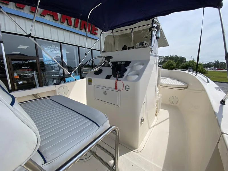 Slide: The Image of 2003 Sea Hunt 202 TRITON boat interior with steering console and seating. - 14
