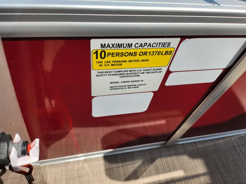 Slide: The Image of 2021 Sun Tracker Fishin' Barge 20 DLX capacity label, 10 persons or 1370 lbs limit. - 17