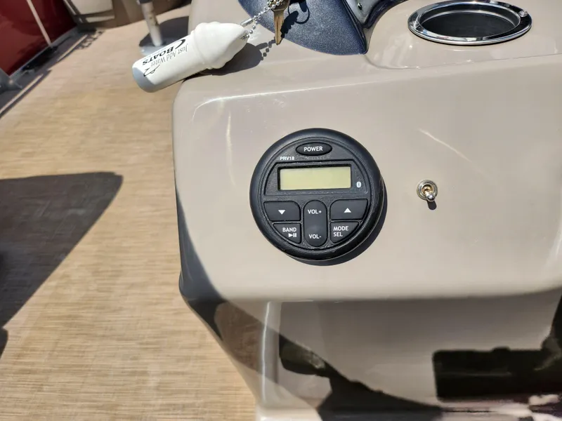 Slide: The Image of Control panel on 2021 Sun Tracker Fishin' Barge 20 DLX boat dashboard. - 27