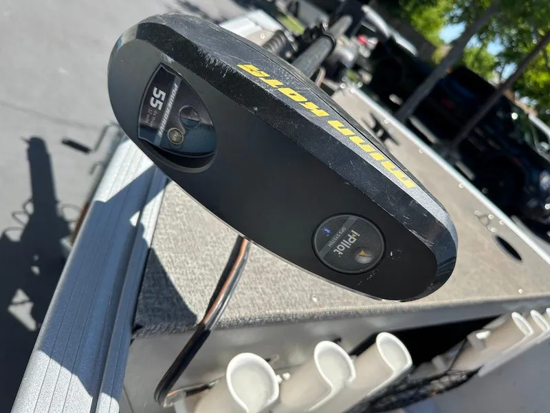 Slide: The Image of 2018 Alumacraft Yukon 165 boat with trolling motor and rod holders. - 13