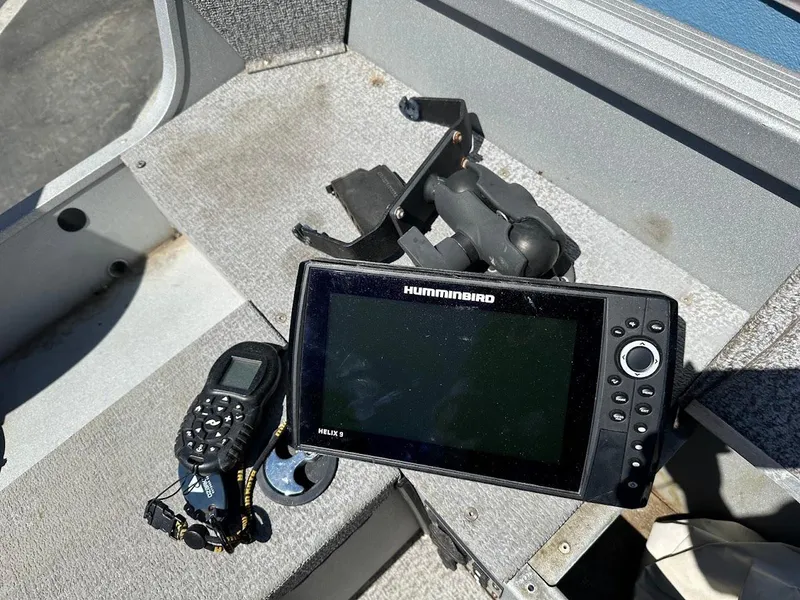 Slide: The Image of Fishfinder and radio equipment on 2018 Alumacraft Yukon 165 boat deck. - 18