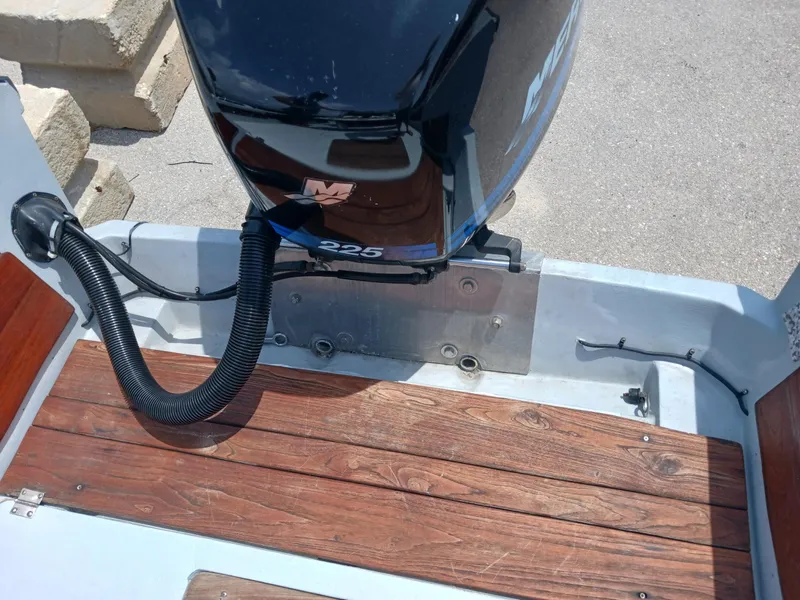 Slide: The Image of 1980 Hydra-Sports 2106 Vector boat with wooden deck and powerful outboard motor. - 14