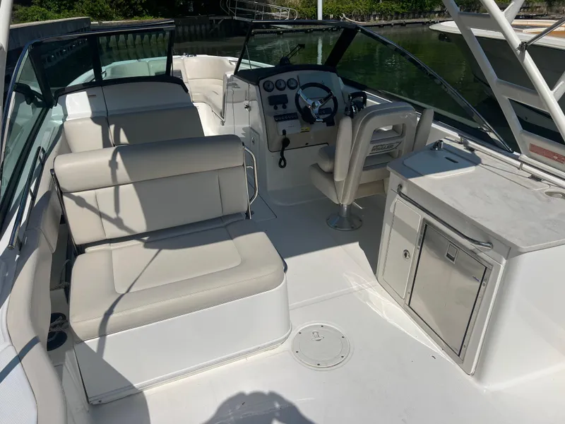 Slide: The Image of 2016 Boston Whaler 270 Vantage boat interior with seating and helm. - 5