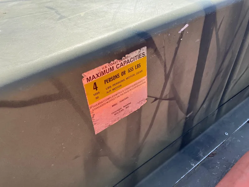 Slide: The Image of 2006 Tracker GRIZZLY 1648 AWL boat capacity label, maximum 4 persons or 525 lbs. - 13