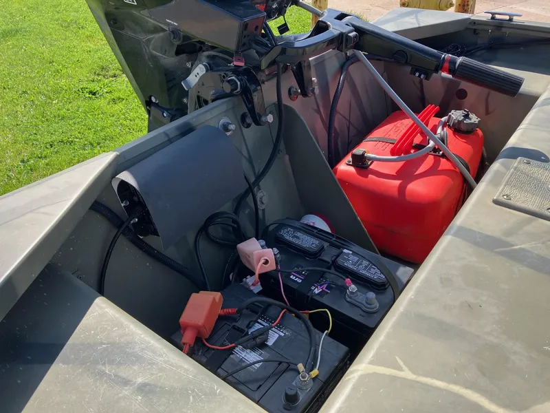 Slide: The Image of 2006 Tracker GRIZZLY 1648 AWL boat interior with battery and fuel tank. - 14