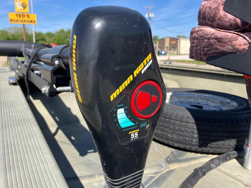 Slide: The Image of Trolling motor control on 2006 Tracker GRIZZLY 1648 AWL boat, featuring Minn Kota branding. - 17