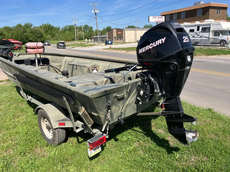 Slide: The Image of 2006 Tracker GRIZZLY 1648 AWL boat with Mercury 25HP engine on a trailer. - 4