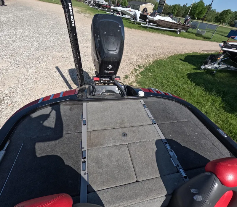 Slide: The Image of 2007 Ranger Z21 Comanche boat deck with motor, parked on gravel near grass and other boats. - 5