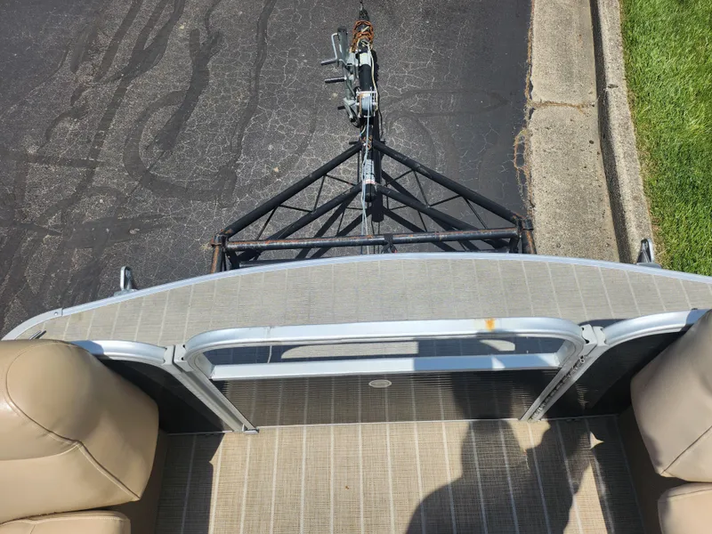 Slide: The Image of 2018 Sweetwater 2086 C pontoon boat on trailer, viewed from above. - 24