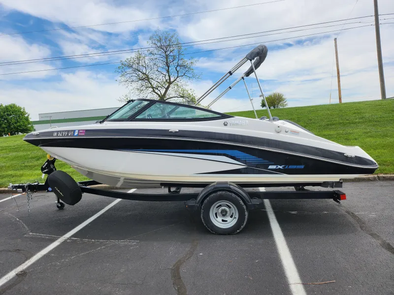 Slide: The Image of 2017 Yamaha SX195 boat on trailer in parking lot, side view. - 4