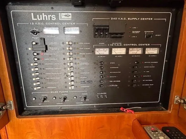 Slide: The Image of Luhrs 40 Convertible 2003 - 32