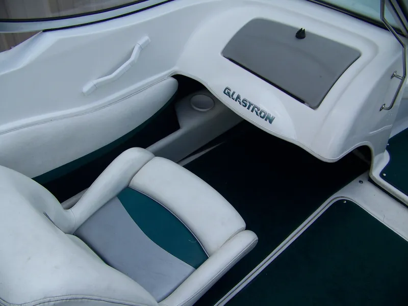 Slide: The Image of Interior of 2000 Glastron SX195 boat with white and teal seating. - 8