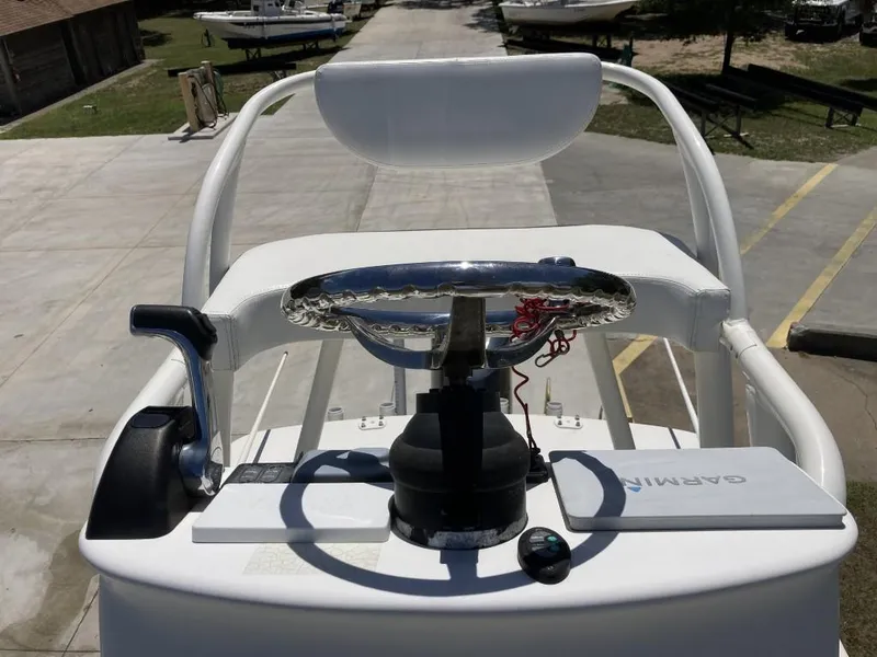Slide: The Image of 2016 SeaVee 270Z boat helm with Garmin navigation system. - 13