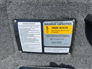 Slide: The Image of 2015 Tracker Pro Guide V-175 SC capacity plate, maximum 5 persons or 760 lbs. - 18