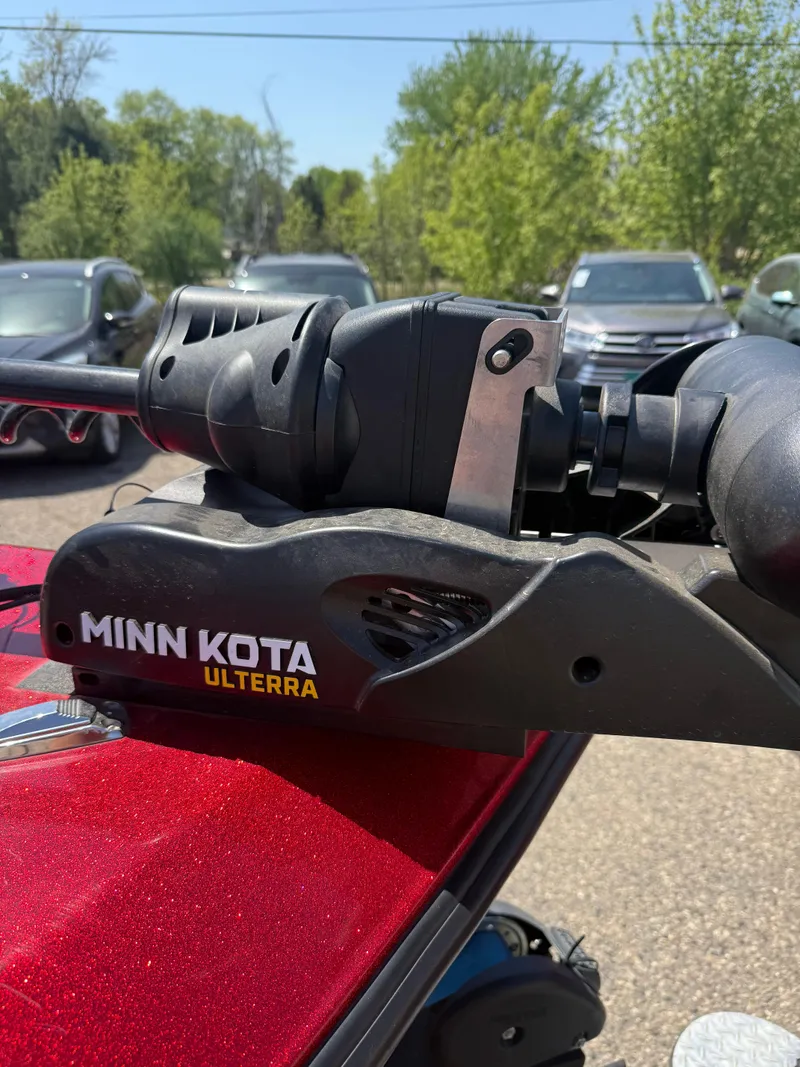 Slide: The Image of Minn Kota Ulterra trolling motor on 2016 Yar-Craft 209TFX boat, parked outdoors. - 14