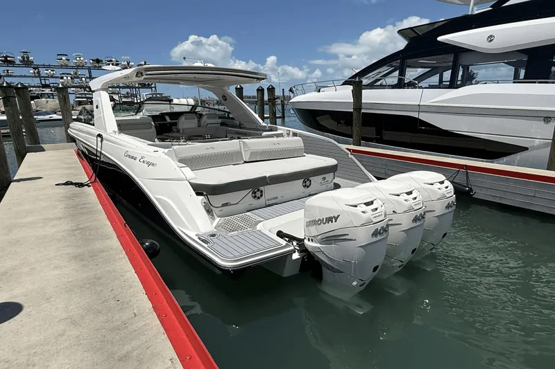 Slide: The Image of Sea Ray SLX 400 Outboard 2020 - 17