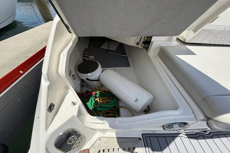 Slide: The Image of Sea Ray SLX 400 Outboard 2020 - 18