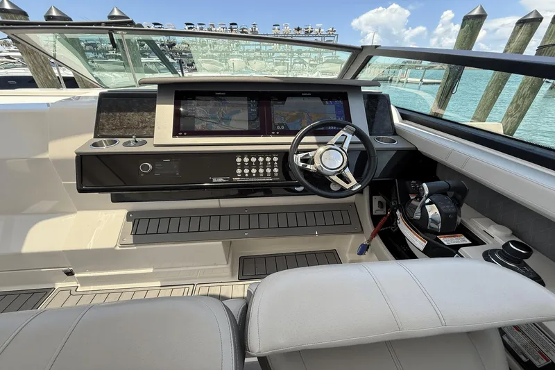 Slide: The Image of Sea Ray SLX 400 Outboard 2020 - 21