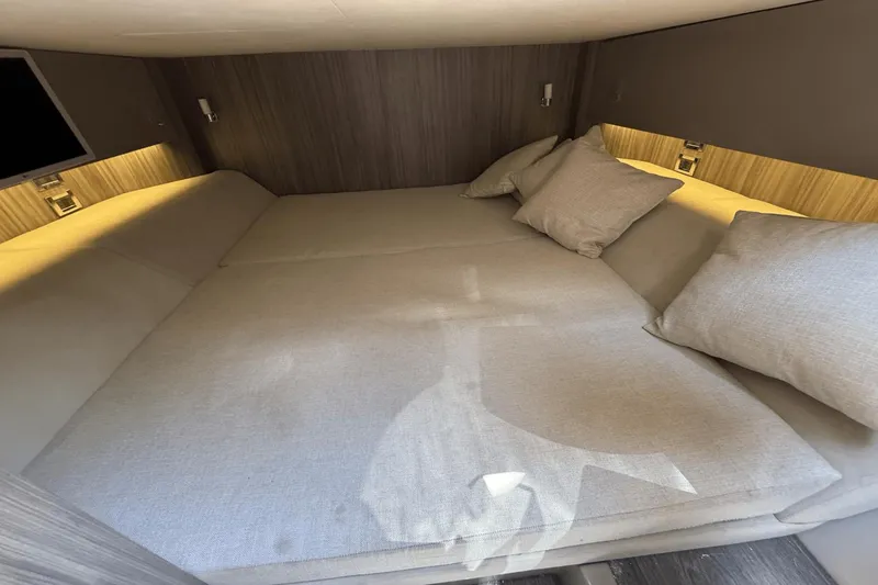 Slide: The Image of Sea Ray SLX 400 Outboard 2020 - 24