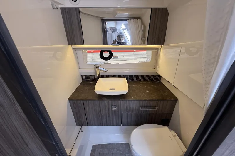 Slide: The Image of Sea Ray SLX 400 Outboard 2020 - 25