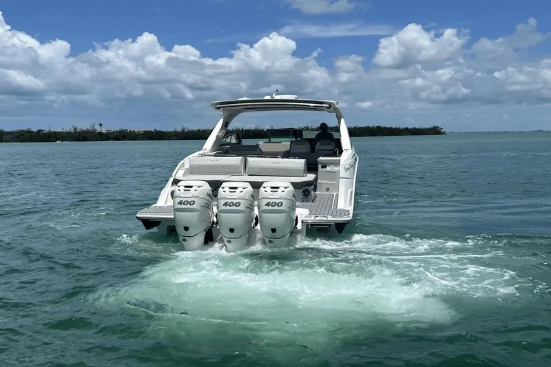 Slide: The Image of Sea Ray SLX 400 Outboard 2020 - 4