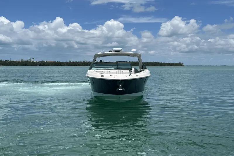 Slide: The Image of Sea Ray SLX 400 Outboard 2020 - 8