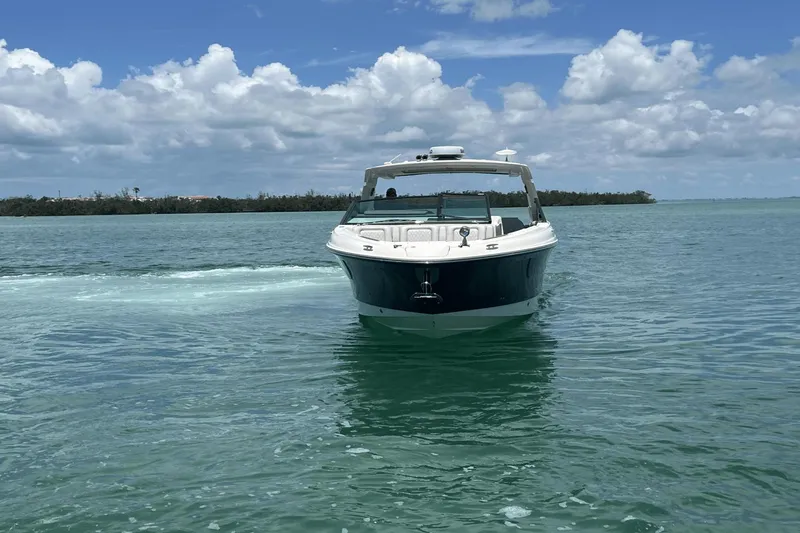 Slide: The Image of Sea Ray SLX 400 Outboard 2020 - 9