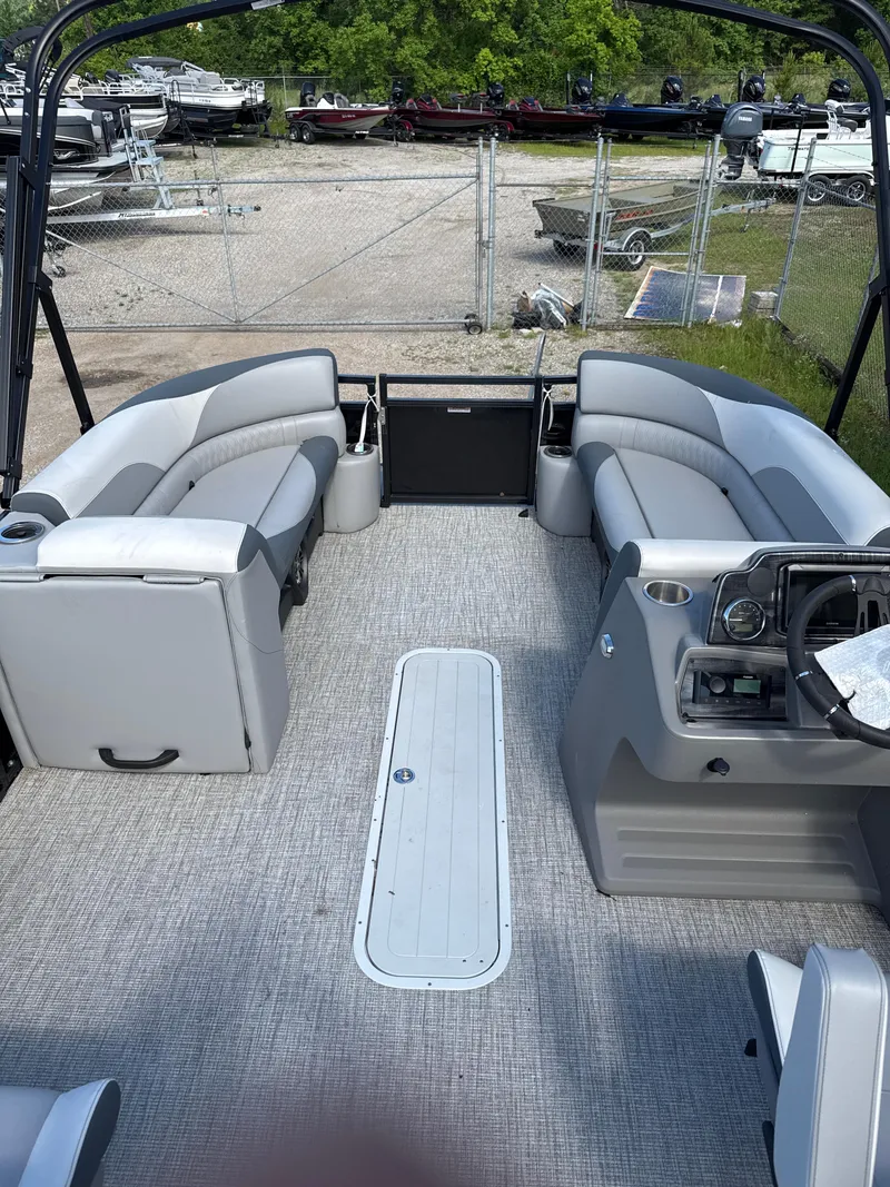 Slide: The Image of Avalon Venture 85 Versatile Rear Bench - 23' 2025 - 14