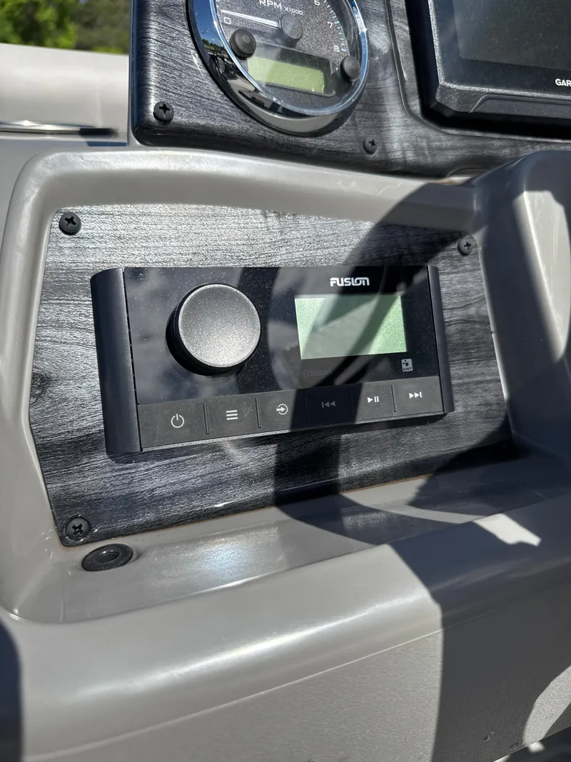 Slide: The Image of Avalon Venture 85 Versatile Rear Bench - 23' 2025 - 18