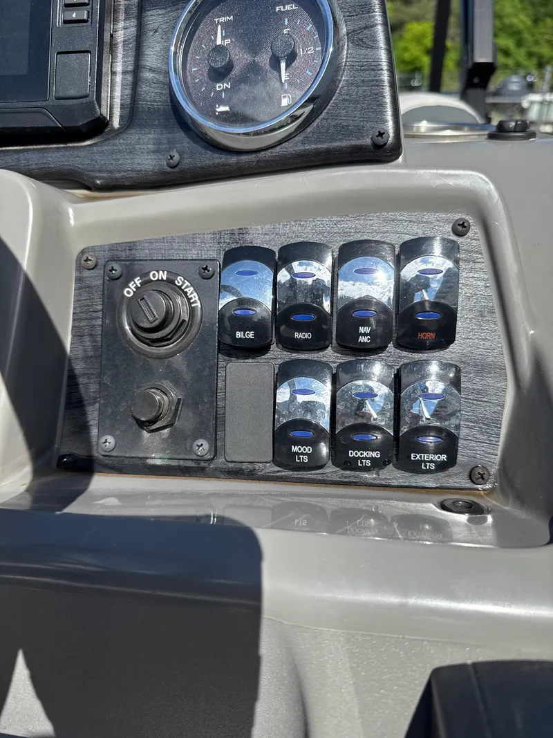 Slide: The Image of Avalon Venture 85 Versatile Rear Bench - 23' 2025 - 19