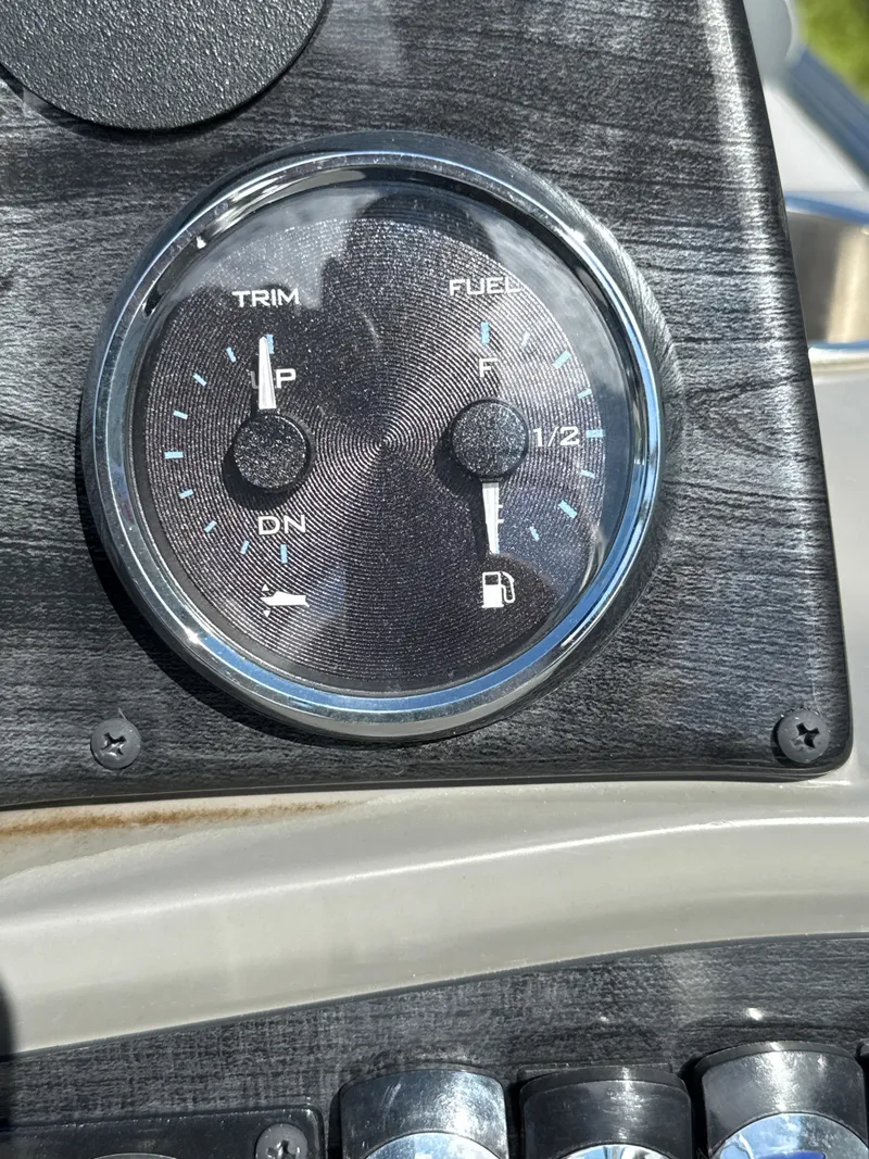 Slide: The Image of Avalon Venture 85 Versatile Rear Bench - 23' 2025 - 21