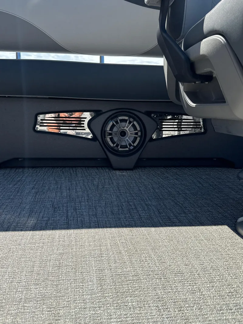 Slide: The Image of Avalon Venture 85 Versatile Rear Bench - 23' 2025 - 29