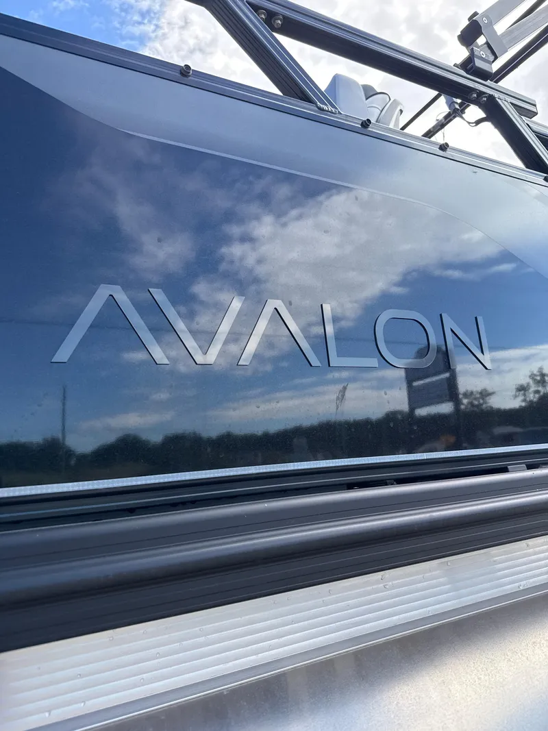 Slide: The Image of Avalon Venture 85 Versatile Rear Bench - 23' 2025 - 3