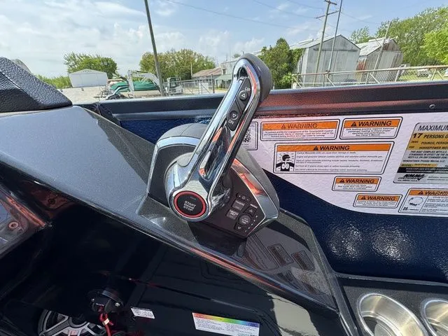 Slide: The Image of Premier 250 Solaris RL 2024 - 16