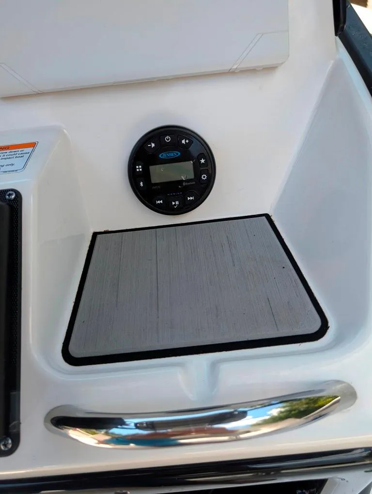 Slide: The Image of Control panel of 2021 Yamaha Boats 195 FSH Sport with audio system. - 16