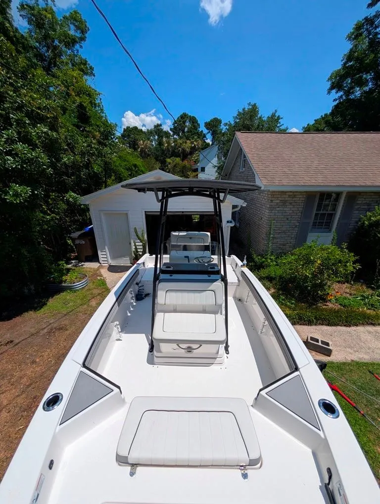 Slide: The Image of 2021 Yamaha Boats 195 FSH Sport in driveway, surrounded by greenery and a house. - 28