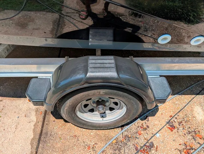 Slide: The Image of Trailer wheel of 2021 Yamaha Boats 195 FSH Sport on concrete surface. - 37