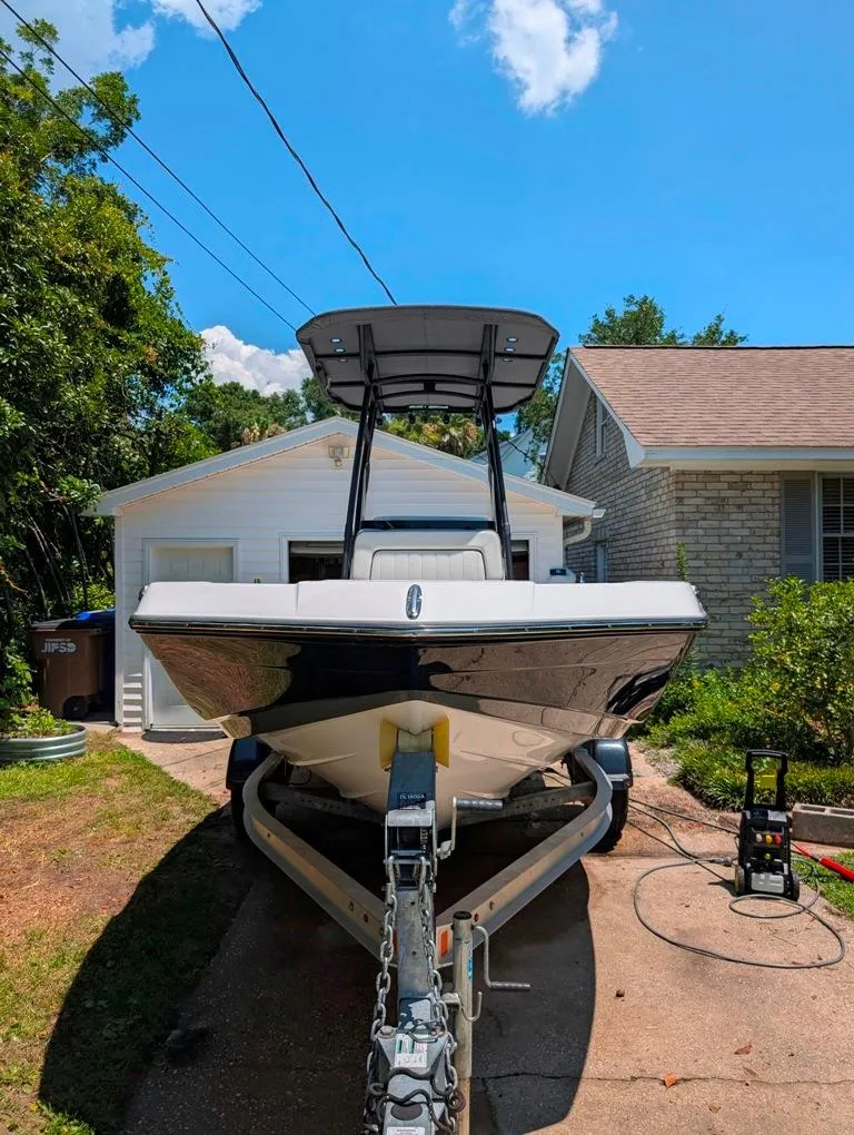 Slide: The Image of 2021 Yamaha Boats 195 FSH Sport on trailer in residential driveway. - 4