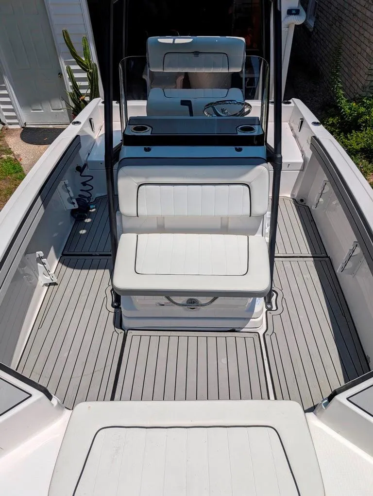 Slide: The Image of 2021 Yamaha Boats 195 FSH Sport interior with seating and steering console. - 46