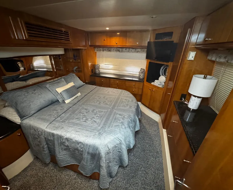 Slide: The Image of 2001 Carver 466 Motor Yacht - 78