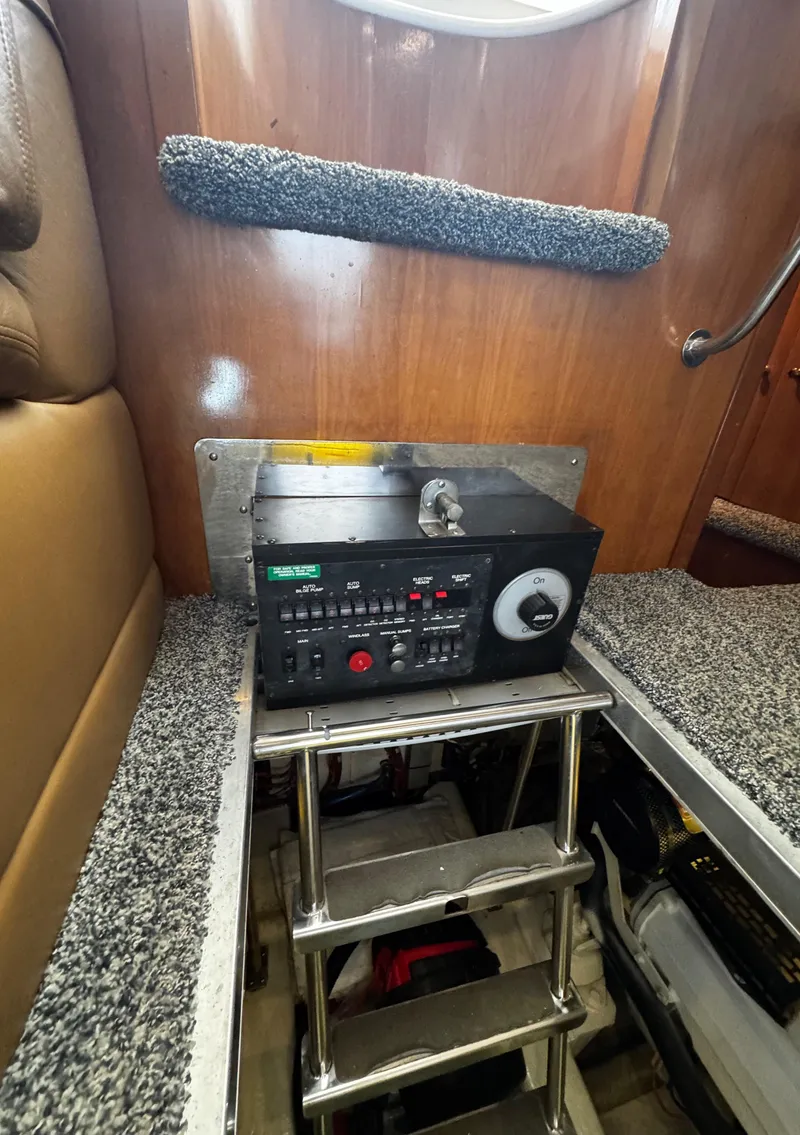 Slide: The Image of 2001 Carver 466 Motor Yacht - 90