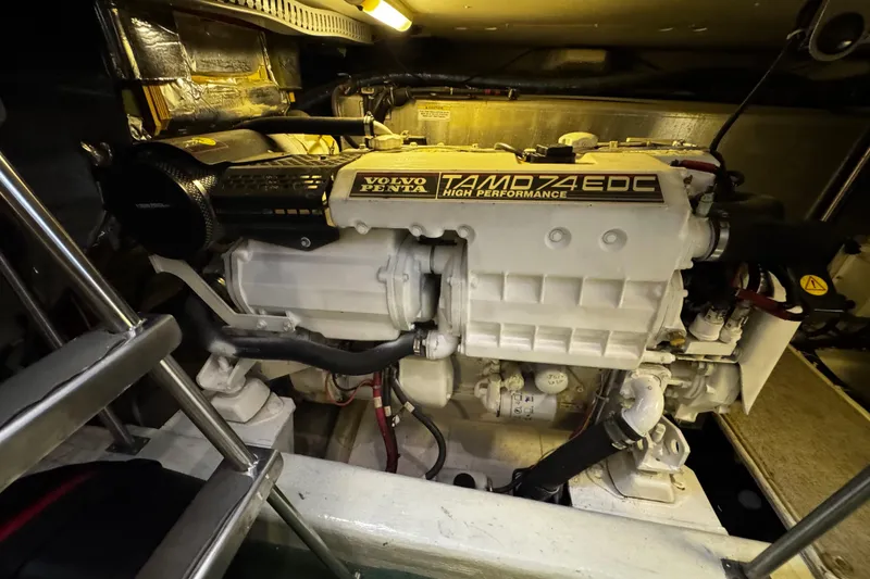 Slide: The Image of 2001 Carver 466 Motor Yacht - 91