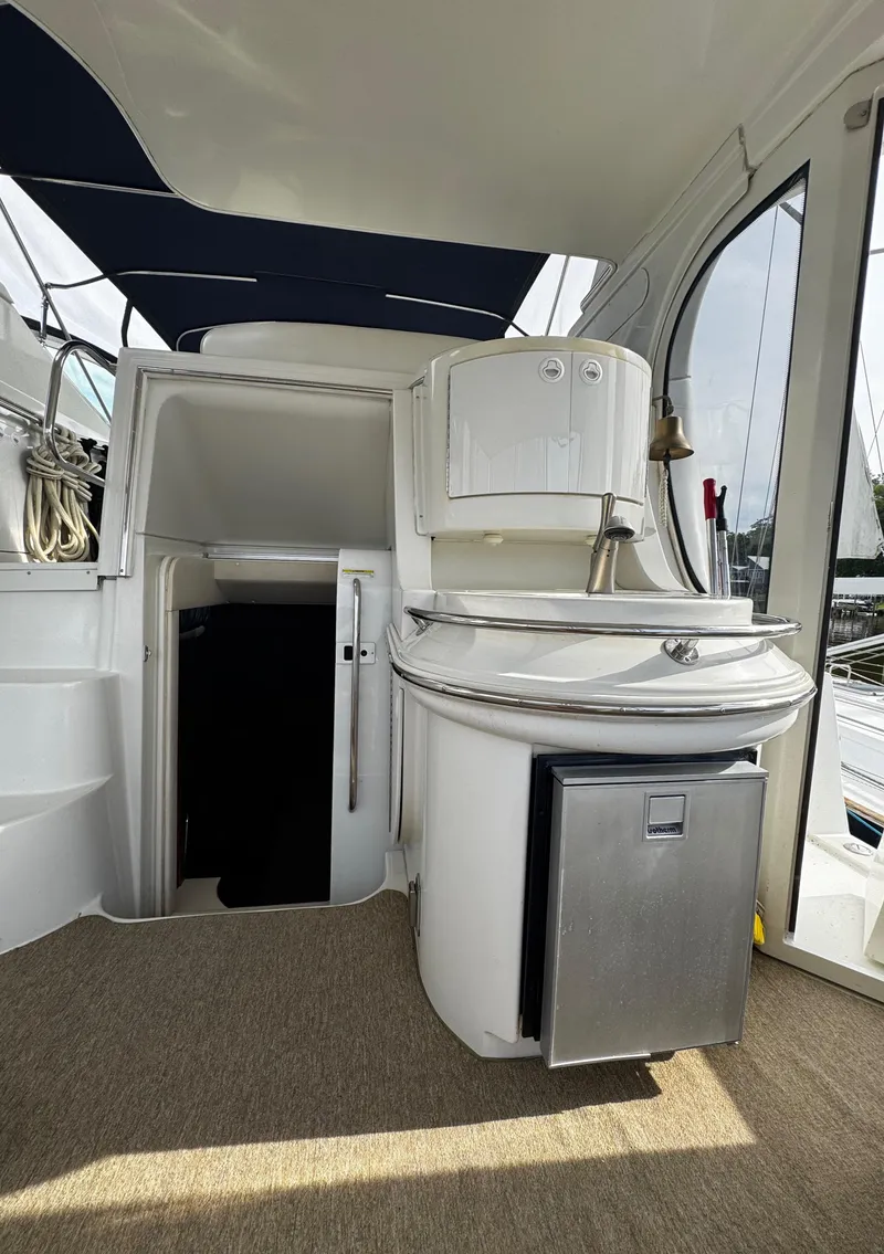 Slide: The Image of 2001 Carver 466 Motor Yacht - 19