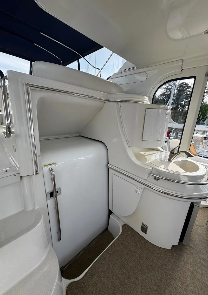 Slide: The Image of 2001 Carver 466 Motor Yacht - 20