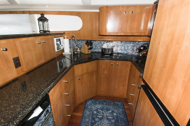 Slide: The Image of 2001 Carver 466 Motor Yacht - 46