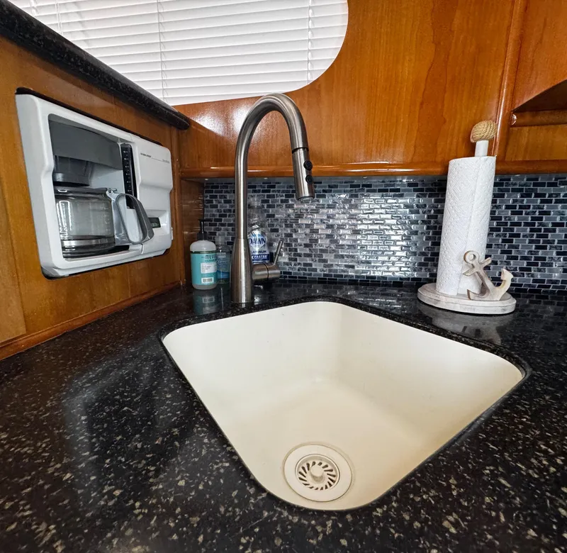 Slide: The Image of 2001 Carver 466 Motor Yacht - 51